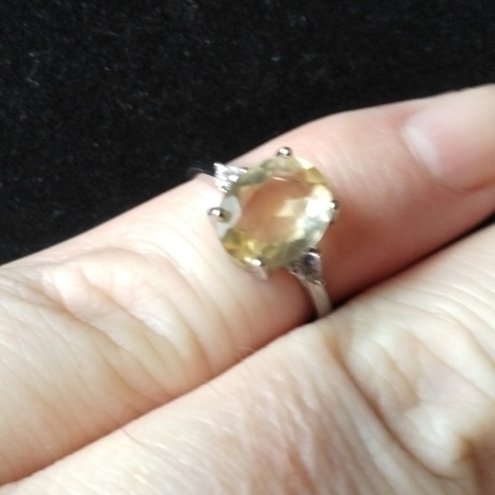 Chic Silver Ring With Yellow Gemstone - image 3